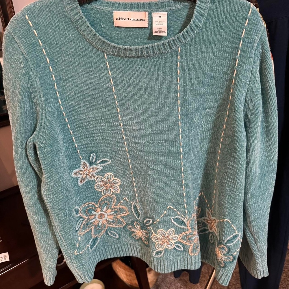 Women's‎ long sleeve sweater with embroidery detail size medium